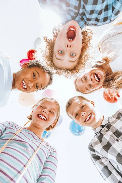 Kinder stehen im Kreis — Stockfoto