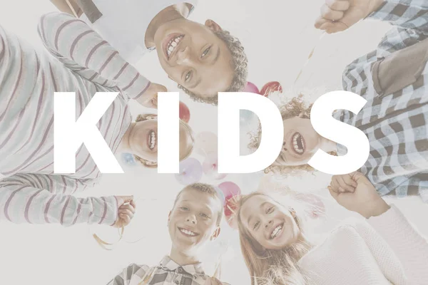 Slovo "děti" a šťastné děti — Stock fotografie