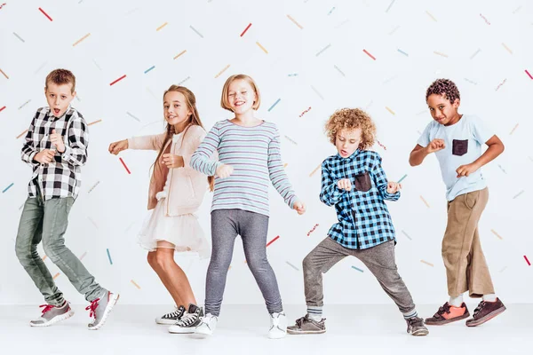 Niños y niñas bailando — Foto de Stock