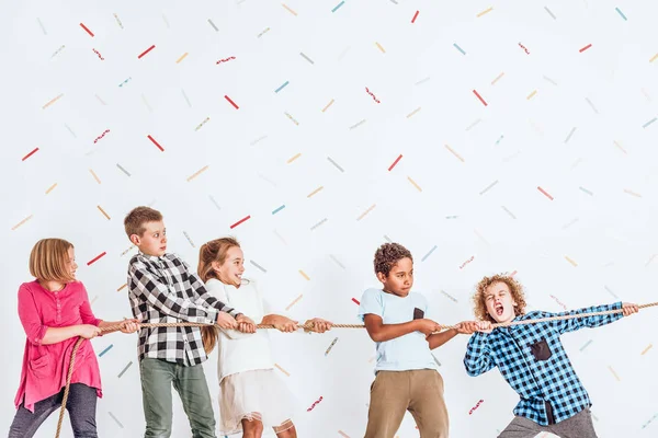 Kinderen trekken een touw — Stockfoto