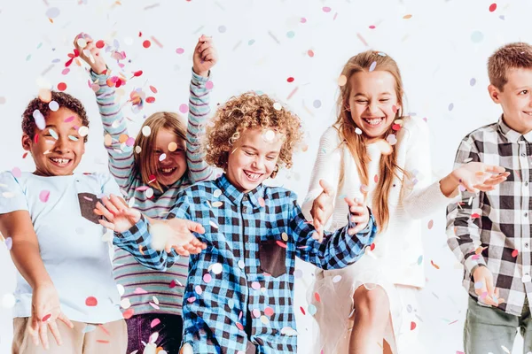 Anak dengan confetti — Stok Foto