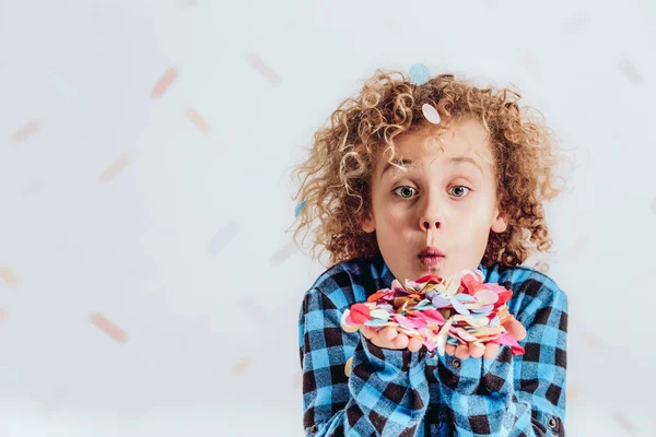 Niño sosteniendo confeti — Foto de Stock