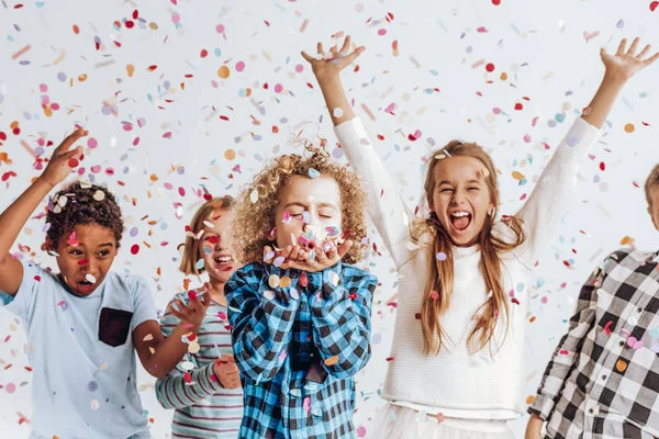 Kinderen in een kamer vol met confetti — Stockfoto