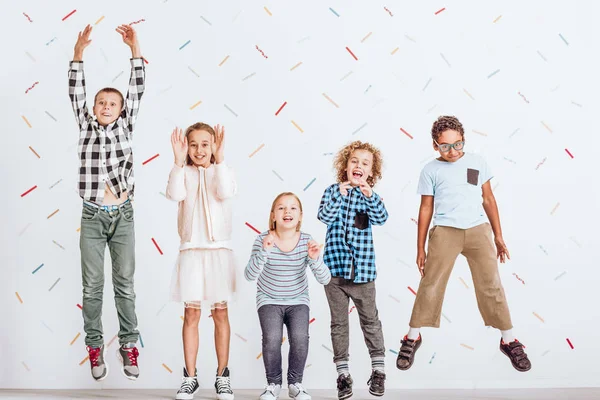 Meninas e meninos pulando — Fotografia de Stock