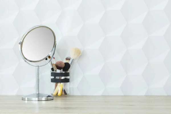 Espelhos e pincéis de maquiagem — Fotografia de Stock
