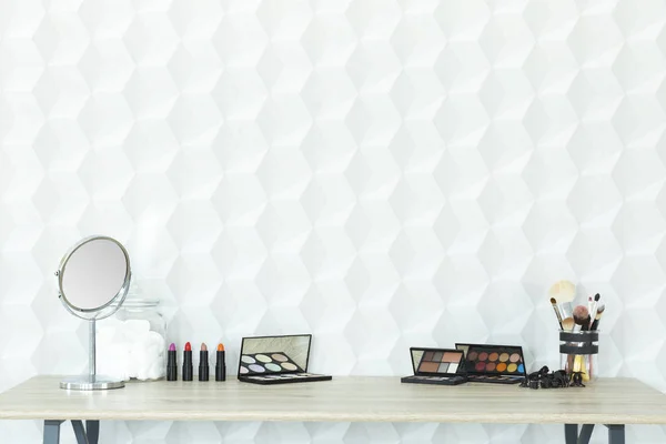Acessórios de maquiagem em uma mesa — Fotografia de Stock