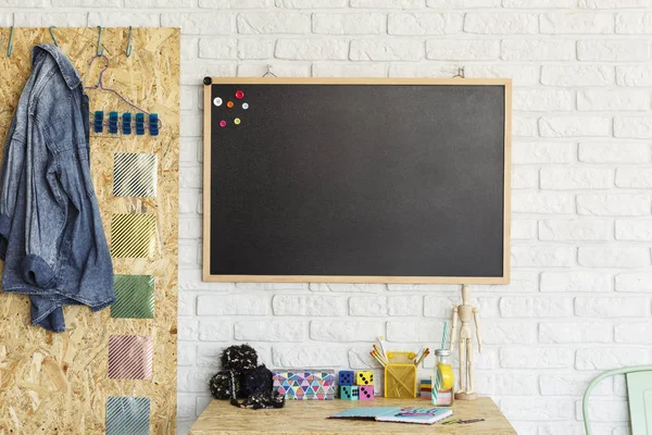 Bureau et tableau noir dans la chambre moderne — Photo