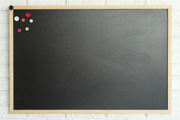 Mockup quadro negro em uma parede — Fotografia de Stock