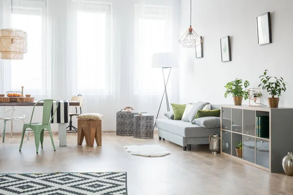 Lichte woonkamer met sofa — Stockfoto