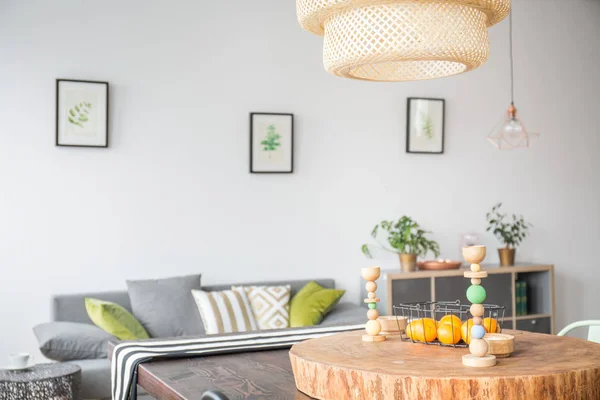 Woonkamer met plafondlamp — Stockfoto