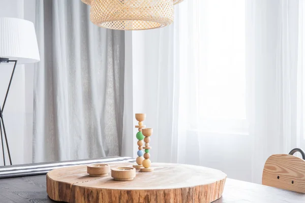 Декоративный деревянный стол и подсвечник — стоковое фото