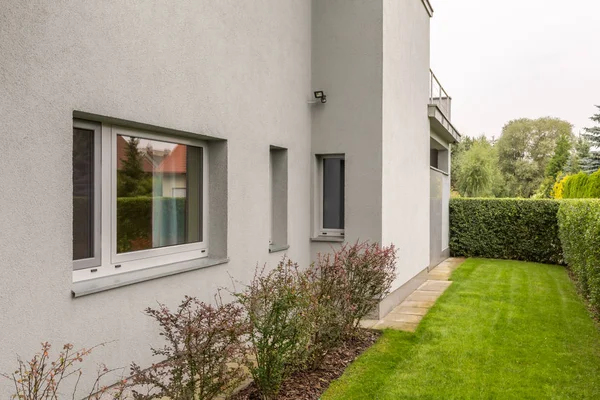 Modern house with a green lawn — Stock Photo, Image