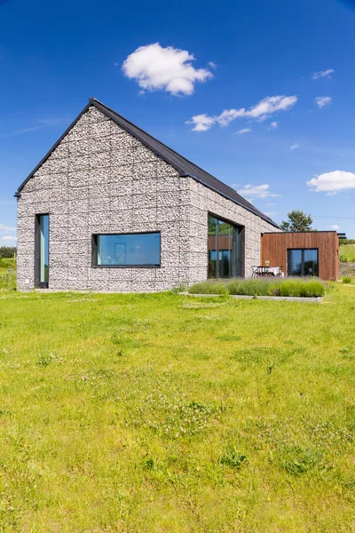 Casa rustica in pietra sul prato — Foto Stock