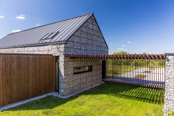 Veilige stenen huis in eco-vriendelijke stijl — Stockfoto