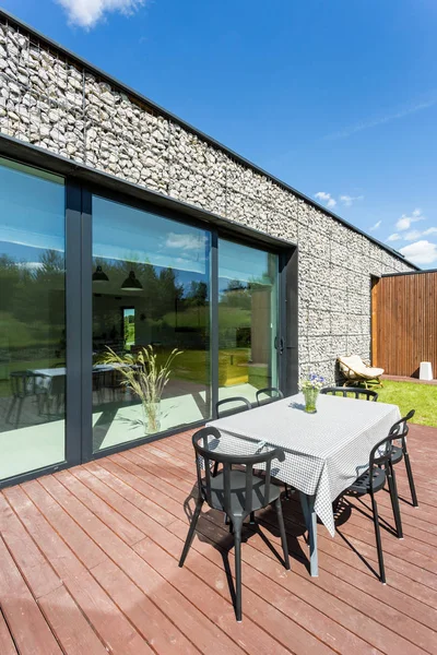 Patio in einem Steinhaus — Stockfoto