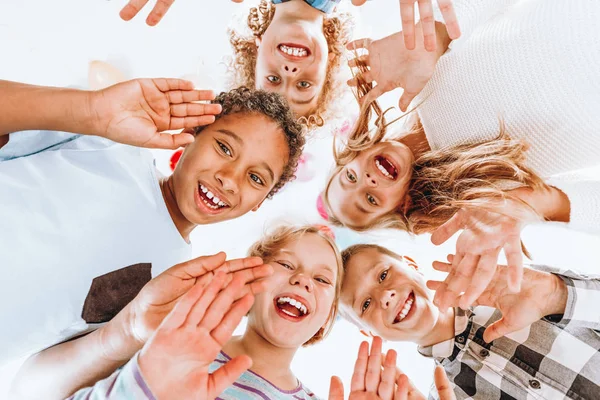 Niños saludando fotos de stock, imágenes de Niños saludando sin royalties |  Depositphotos