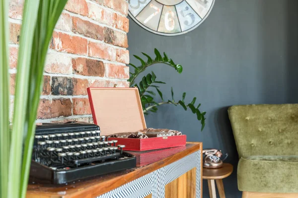 Máquina de escribir en un gabinete — Foto de Stock
