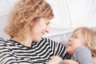 Anne ve kızı birbirlerine gülümseyen