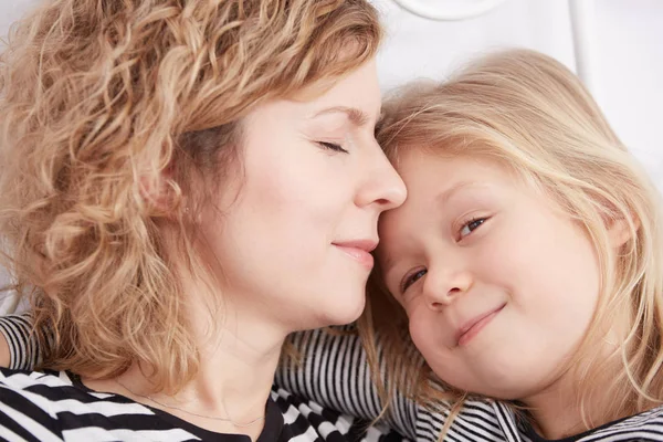 Tochter umarmt ihre Mutter — Stockfoto