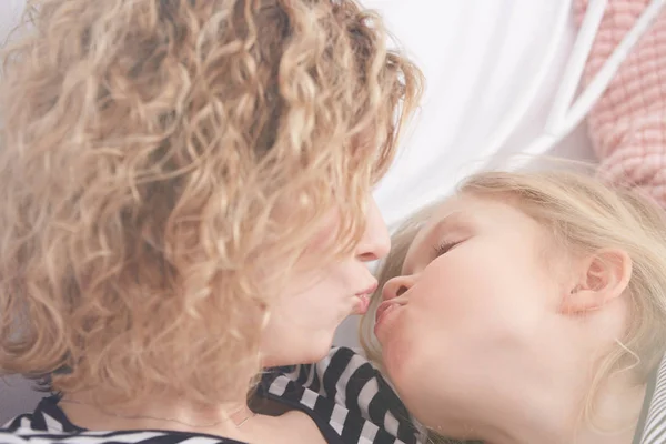 Mãe e filha prestes a beijar — Fotografia de Stock