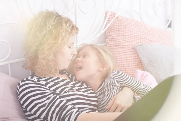Anne ve kızı yatağa atma — Stok fotoğraf