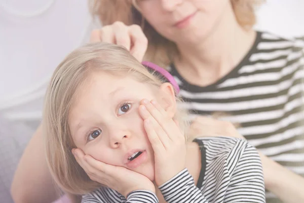 Szczotkowanie włosów jej Córka Mama — Zdjęcie stockowe