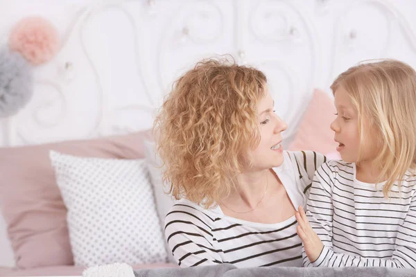 Mutter und Tochter im Gespräch — Stockfoto