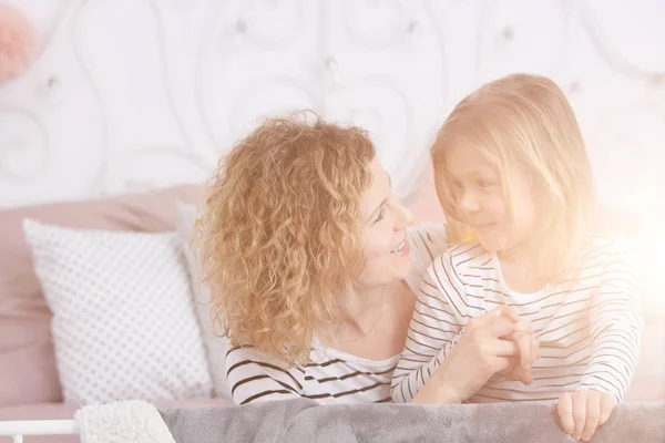 Moeder praten met dochter — Stockfoto