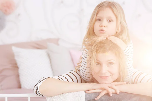 Anne ve kızı yatak odasında — Stok fotoğraf
