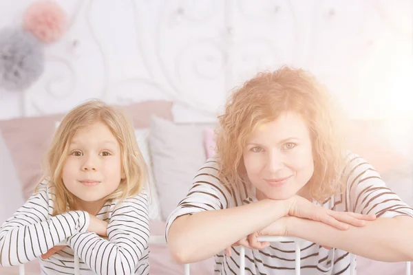 Sorrindo mãe e filha — Fotografia de Stock