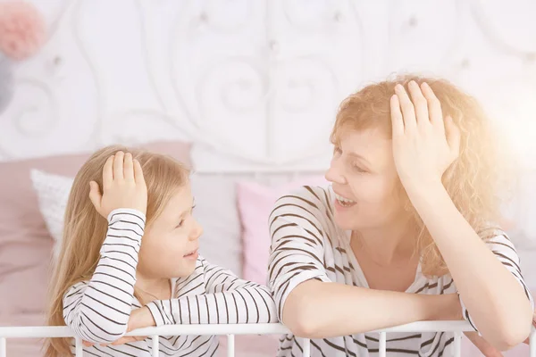 Mama i córka śmiejąc się — Zdjęcie stockowe