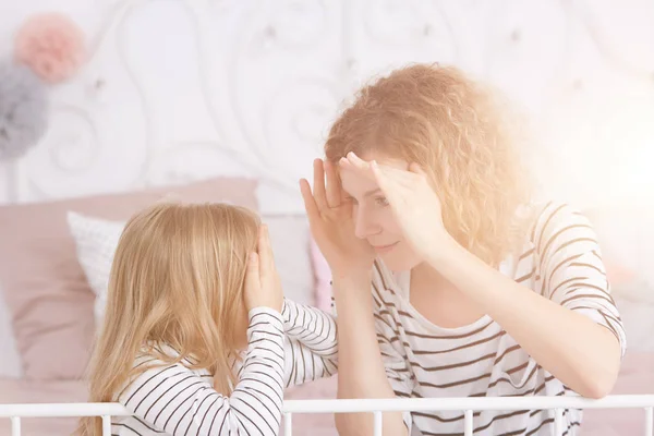 Frau und kleines Mädchen spielen — Stockfoto