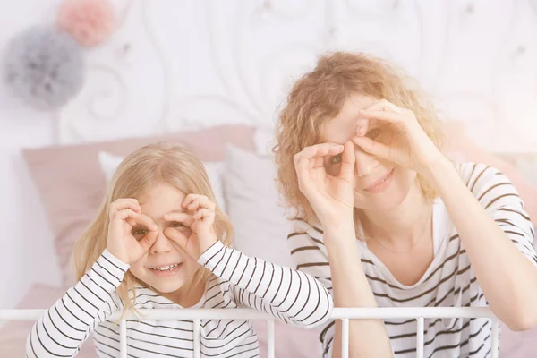 Kız ve kadın gülümseyerek — Stok fotoğraf