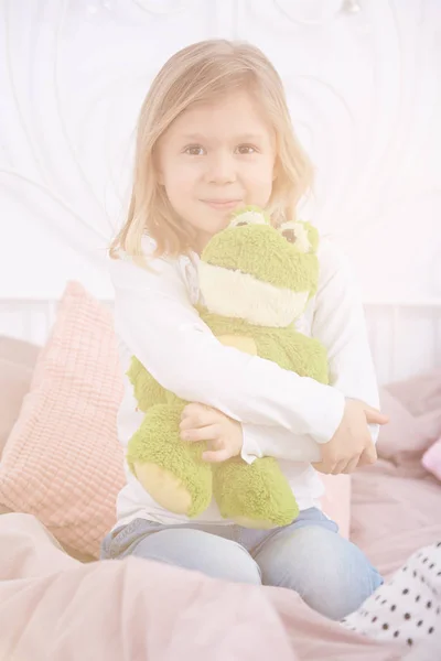 Kleines Mädchen mit Maskottchen — Stockfoto