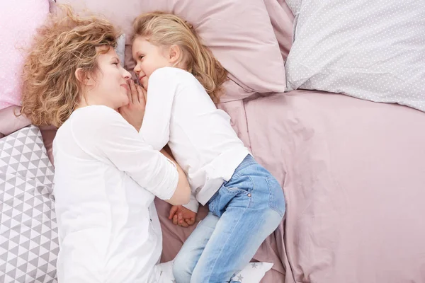 Mutter und Tochter auf einem Bett — Stockfoto