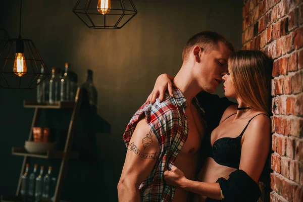 Woman and man kissing — Stock Photo, Image