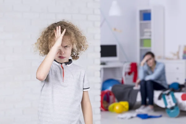 Ragazzo che tira facce — Foto Stock