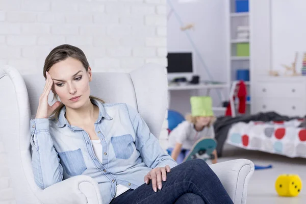 Mujer en un sillón — Foto de Stock