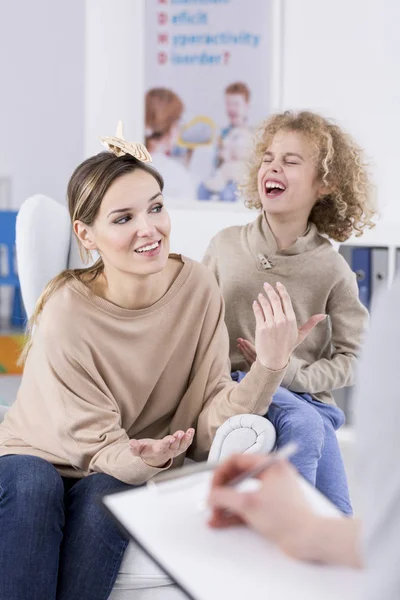 Junge lacht über seine Mutter — Stockfoto