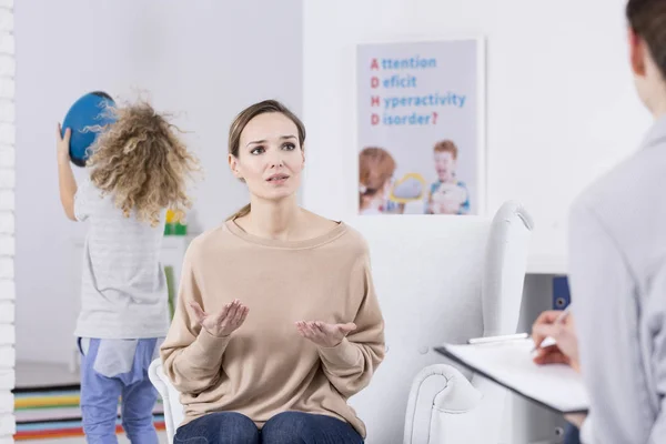 Conversation between woman and therapist — Stock Photo, Image