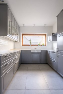 Bir pencere ile geniş mutfak
