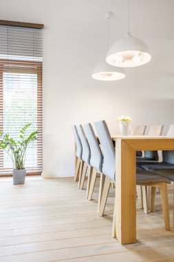 pencere ile oturma odası