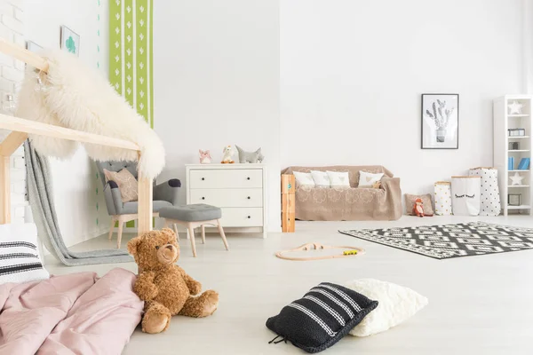 Amplia habitación infantil con cama — Foto de Stock