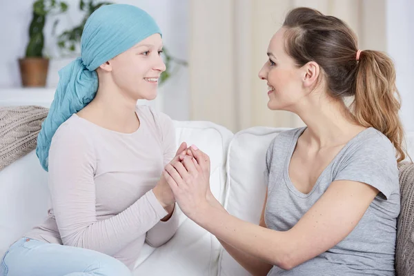 Mujer apoyando a su amiga con cáncer — Foto de Stock