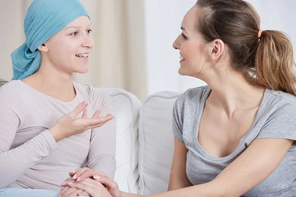 Paciente con cáncer hablando con amigo — Foto de Stock