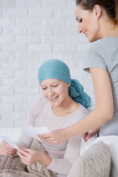 Cáncer paciente viendo fotos — Foto de Stock