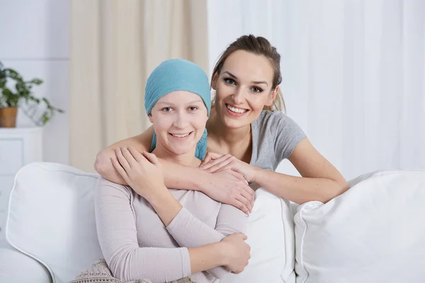 Kobieta, wspieranie jej siostra chory — Zdjęcie stockowe