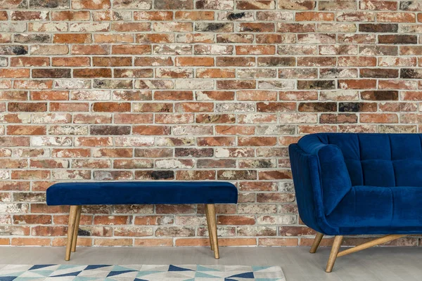 Голубая скамейка и диван — стоковое фото