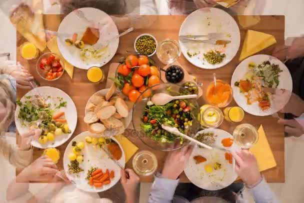 Vänner äta läcker måltid — Stockvideo