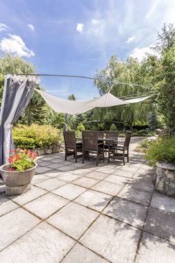 Bahçe masa ve sandalyeler ile